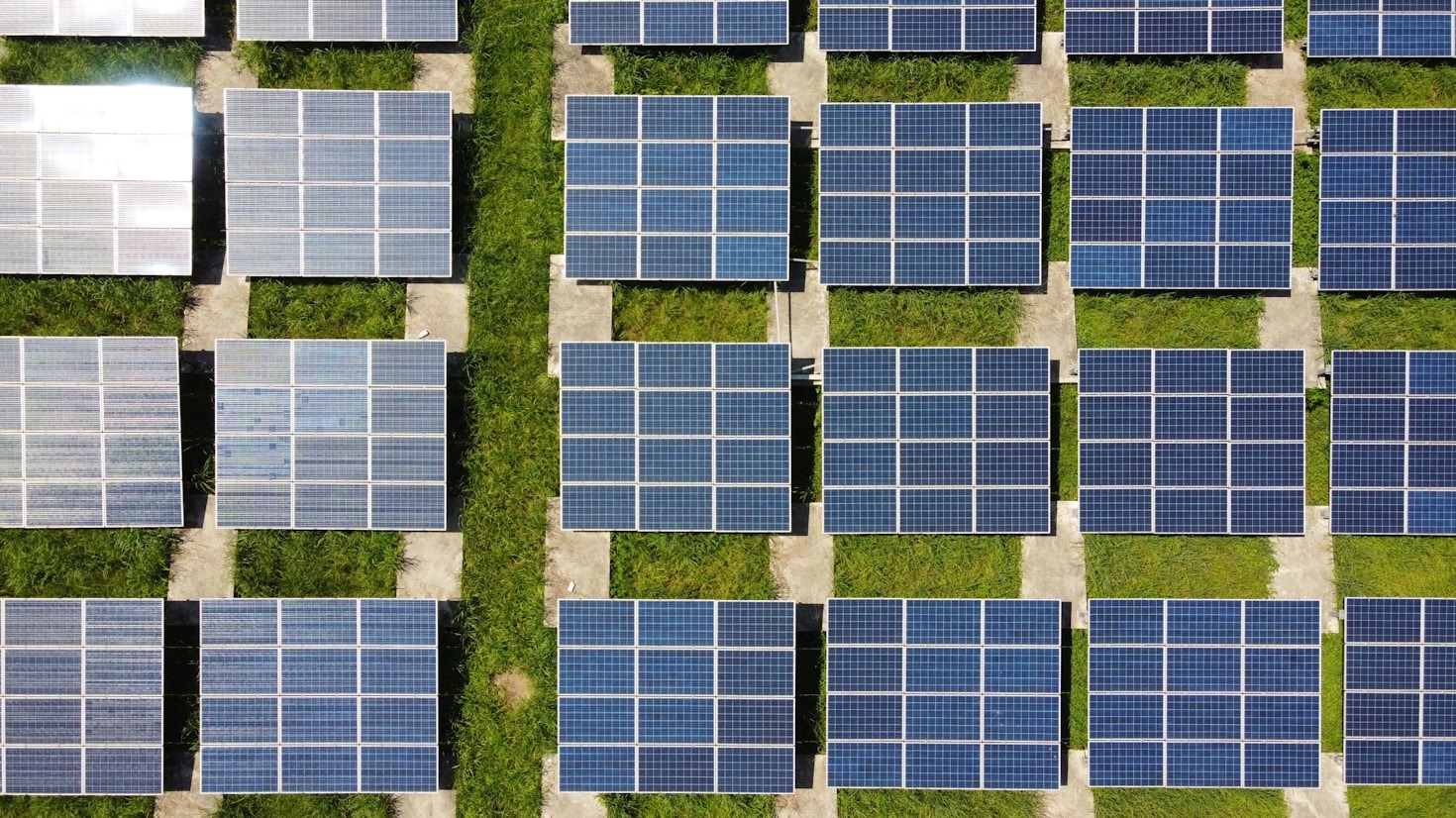 The Impact of Green Energy on Socioeconomic Gaps